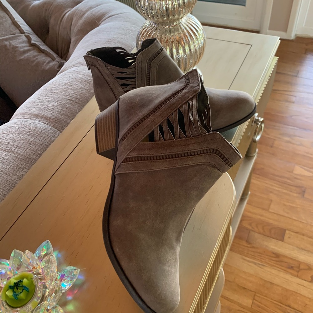 ❌SOLD❌Lane Bryant suede cut out ankle booties - Picture 6 of 8